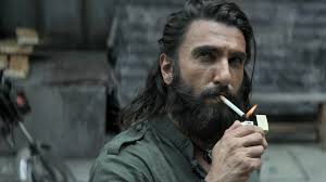 RANVEER SINGH USO KWA USO NA PRABHAS MWEZI DECEMBER. Tayari imethibitishwa  kuwa Filamu mpya inayokuja ya Ranveer iitwayo DHURANDHAR itaachiwa kwenye  majumba ya sinema mnamo tarehe 5 December 2025 siku ambayo pia
