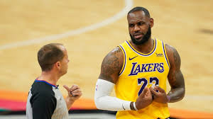 Squads with the with the lebron james meme kid?!?!?! Lebron James Went Full Tenet Mode Lakers Star Hilariously Performs Backward Roll After Missing Dunk Against Spurs Fans Flood Twitter With Memes The Sportsrush