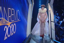 Più che personaggi icone, simboli che fin ora achille lauro ha portato sul palco di sanremo 2020, indossando i costumi gucci appositamente creati per il festival, realizzati da alessandro michele. Sanremo 2020 Abito Di Achille Lauro Finale Festival Stilista Curiosita Look