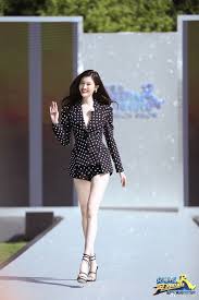 Rŏnning man) is a south korean variety show, formerly part of sbs' good sunday lineup. Running Man Báº£n Trung Tá»• Chá»©c Fashion Show Quai Dá»‹ Angela Baby Khoe Ä'Æ°á»ng Cong Thai Tá»« Khon Máº·c Cai Gi Tháº¿ Nay