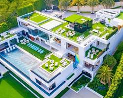 Image of luxurious mansion in Los Angeles