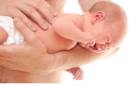 Coliques du nourrisson : gestes pour les calmer - Top Sant