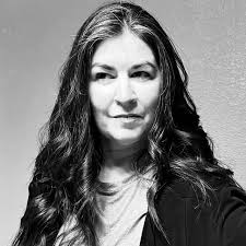 Liz Fielder (@onesillylizzy) • Instagram photos and videos