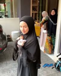 Mereka yang meraih haji mabrur akan semakin rajin ke masjid untuk shalat berjama'ah ataupun menghadiri berbagai kegiatan keagamaan. Semoga Mendapat Haji Yang Mabrur Sekitar Keberangkatan Neelofa Ke Mekah Untuk Menunaikan Haji Soya Lemon