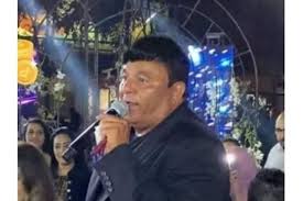 انتشرت خلال الساعات الأخيرة الماضية، صورة فوتوشوب للنجم محمد فؤاد، يظهر فيها وهو في إحدى الحفلات الخاصة، بينما يتقارب بشكل كبير في قصة الشعر مع المطرب الشعبي عبد الباسط حمودة. W7qcpxo 05pom
