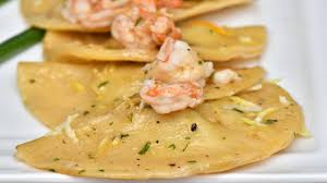 2) scalda un cucchiaio di olio in un padellino antiaderente, unisci i gamberi senza guscio e rosolali per circa. Mezzelune Ripiene Di Gamberi E Carciofi Un Piatto Irresistibile E Profumato