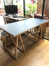 Il est constitué d'une barre horizontale, supportée de chaque côté par deux pieds disposés en triangles. Youzd Table Bureau D Occasion Table Sur Treteaux Plateau Bleu Nuit