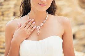 I gioielli per la sposa sono molto importanti, tanto quanto l'abito, il trucco e l'acconciatura. Come Scegliere I Gioielli Da Abbinare All Abito Da Sposa Donnad