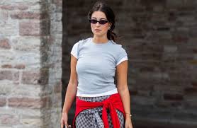 Photo Le layering Y2K revient en force : pourquoi on a soudainement ...