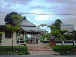 Tarikhnya tidak dapat dipastikan kerana bahagian hujung tulisan telah pecah sedikit, namun dipercayai ia ditulis pada tahun 1303 masihi. Batu Bersurat Alam Travel Tours Kuala Terengganu Facebook