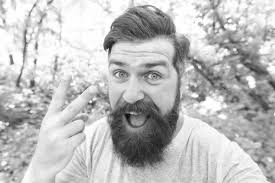 Brutale menn trenger forfriskninger. En skjeggete mann med ølglass  utendørs. Slapp av i helgen. drikke alkoholholdig øldrikke. Moden hipster  med skjegg drikker øl. Nyter bekymringsløs tid