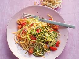 Zucchini Linguini Mit Tomaten Und Scamorza Rezepte Alnatura Rezepte Kochen Und Geniessen