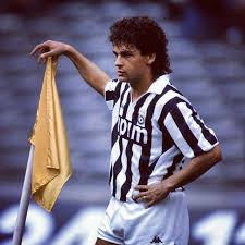 La juventus fc, o semplicemente juve, nasce nel 1897 a torino e viene considerata ad oggi la squadra di calcio italiana più famosa e titolata. Roberto Baggio Con La Maglia Della Juventus Roberto Baggio Juventus Calciatori