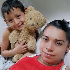 ATENCIÓN || 𝗖𝗟𝗔𝗥𝗜𝗦𝗦𝗔 𝗦𝗜𝗚𝗨𝗘 𝗚𝗥𝗔𝗩𝗘. 𝗣𝗔𝗦𝗧𝗘𝗟𝗘𝗥𝗜́𝗔  𝗢𝗙𝗥𝗘𝗖𝗘 𝗔𝗣𝗢𝗬𝗢 🎂🙏🏼 Pavlova, la pastelería donde trabajaba  CLARISSA, ofrece una venta con causa de pasteles para ayudar a su familia,  que continúa sorteando los gastos