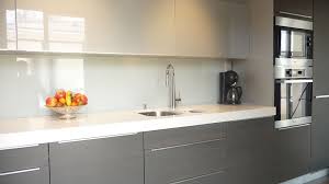 Une Cuisine Longiligne Bien Pensee Inspiration Cuisine Credence Cuisine Verre Credence Cuisine Blanche Credence Cuisine