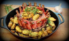Kronenbraten Oder Auch Crown Roast Vom Iberico Schweinekarree Ist Nicht Nur Optisch Ein Hingucker Rezept Fur Kronenbr Bbq Essen Rezepte Lebensmittel Essen
