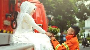 Foto prewedding di atas mobil. Saking Cintanya Pada Profesi Pria Ini Prewedding Dengan Mobil Pemadam Kebakaran Tribunnews Com Mobile