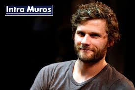 Alexis michalik est le fils d'un père artiste peintre d'origine polonaise et d'une mère britannique. Is Alexis Michalik The New Florian Zeller How Did A Prison Visit Inspire His New Play Intra Muros My Theatre Mates