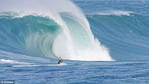 Surfers Risk Their Lives To Ride 15 Feet Waves At Cronulla Beach Waves Surfer Riding