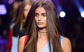 Il metodo più popolare per ottenere capelli lisci in modo naturale è asciugare la chioma utilizzando una spazzola tonda larga. Come Mantenere I Capelli Lisci Dopo La Piastra