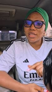 Small head Daisy Price:2500 per stem This is for bouquet makers,DIY brides  to be,interior designers,event planners,surprise planners,cake  vendors,event decorators and all lovers of flower. HOW TO ORDER Whatsapp  08124529218 OR Send a