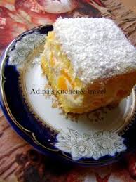 Piersicile din compot se scurg bine de lichid, se taie cubulete, apoi se impart in doua: Adina S Kitchen Travel Prajitura Cu Crema De Vanilie Si Piersici Din Compot Kitchen Travel Food Sweets