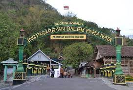 Tapi mendapatkan yang maksimal ini membuat saya tetap lanjut sampai ke atas. Peta Wisata Imogiri Peta Wisata Indonesia Dan Luar Negeri