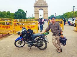 Trần đăng khoa (1981) là doanh nhân, chuyên gia đào tạo và tác giả. Tráº§n Ä'áº·ng Ä'Äƒng Khoa Can Má»'c 1000 Ngay Vong Quanh Tháº¿ Giá»›i Vá»›i Chiáº¿c Xe CÅ© 10 NÄƒm Tuá»•i Vietnamnet