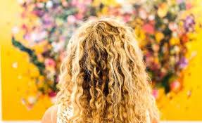 Mar 26, 2020 · come tutte le ragazze con i capelli ricci sanno, non è facile modellarlo.dalle radici crespi alle punte indisciplinate, i capelli ricci resistono sicuramente alla cura.ma è tempo che tu smetta di combattere con i tuoi capelli e impari a mantenerli in posizione. Come Fare I Capelli Ricci Idee Green