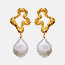 Maanesten skaber smykker, som komplimenterer den individuelle pige/kvinde og giver hende et sofistik. Lake Earrings Maanesten