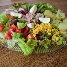 Pour Midi Je Vous Ai Prevu Une Bonne Salade Nicoise Rapide A Faire Facile A Emmener Au Bureau En Attendant La Reouverture Des Ca In 2020 Salad Food Cobb Salad