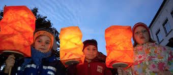 Auf dieser seite findest du viele hübsche anleitungen und ideen für bunte laternen aus verschienen materialien. Kinder Singen Martinslieder Katholisch De