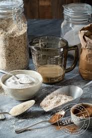 Poeder en flakes kun je direct gebruiken in warme vloeistoffen, strings en sticks moet je eerst weken in koud water, daarna uitknijpen en oplossen in flink. Umrechnung Von Masseinheiten Beim Backen Tipps Von Streusel