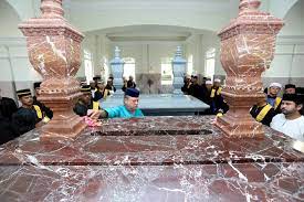 Our sincere congratulations and best wishes to his majesty sultan ibrahim ibni sultan iskandar, the sultan and sovereign ruler of the state and territories of johor, in conjunction with his majesty tuanku sultan's birthday celebrations. Sultan Ibrahim Ziarah Makam Diraja Johor Sempena Hari Hol