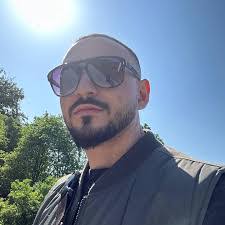 Bruce Bayne's Instagram, Twitter & Facebook