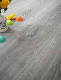 parquet stratifie imitation chene gris un sol qui convient pour la cuisine et la salle de bain parquet plancher bois parquet flottant gris parquet flottant
