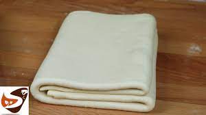Croccante e golosa, dalla consistenza inconfondibile data dalla famosa sfogliatura a 5 giri inventata da un famoso cuoco francese. Pasta Sfoglia Fatta In Casa Per Ricette Dolci E Salate Youtube