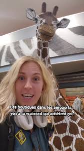 Ya tu vraiment quelqu'un qui achèteraient une giraffe dans un aéroport  entre deux vol ? #drole #giraffe #aeroport #fyp #quebec #humour #droleditem  #boutiquesouvenirs souvenirs