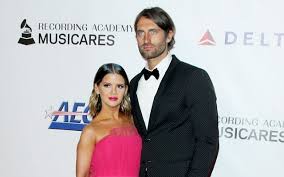Morris' mother shared a few photographs from the day shortly after the singer gave fans a sneak peek at the festivities through her own social media. Maren Morris And Ryan Hurd Penned Their Wedding Vows In A Bar Acti World