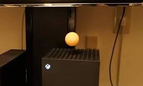 Die in kürze erscheinende xbox series x ähnelt mit ihrer schlichten optik in gewisser weise einem kühlschrank, nur fällt sie mit einer länge und breite von je 15,1 zentimetern und einer höhe von 30 zentimetern natürlich viel kleiner als ein durchschnittlicher kühlschrank aus. Xbox Series X Kann Ping Pong Balle Schweben Lassen Kein Fake