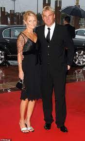 There is a plus to covid …. Freedomroo Shane Warne S Ex Wife Simone Callahan Shows Off Her Incredible Figure During A Yoga Workout Australiannewsreview