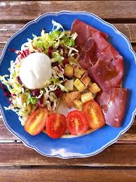 Ora componete i crostini adagiando su ciascuna fetta di pane una fettina di prosciutto cotto galbacotto, i. 7 Piatti Freddi Veloci E Senza Cottura Ricette Al Volo