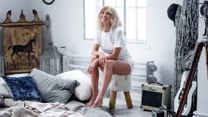 Poarta ma in gand, sunt amintirea ta. Alina Eremia Poarta Ma Videoclip Nou Radio Hit Fm Online