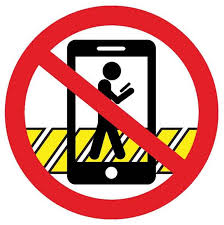 Cidade na Califórnia vai multar quem atravessar a rua teclando no celular