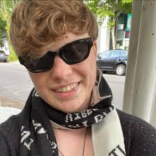 Managing vet and restaurant businesses simultaneously in Sims 4