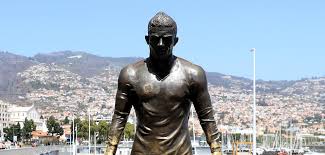 The cristiano ronaldo statue (bust)ed. Madeira Wo Fans Cristiano Ronaldo In Den Schritt Fassen Welt