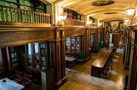 Podrán disfrutar de una visita a nuestra biblioteca, capilla con retablo barroco, claustro y un extraordinario entorno. Biblioteca De La Hospederia Picture Of Restaurante Hospederia Santa Cruz San Lorenzo De El Escorial Tripadvisor