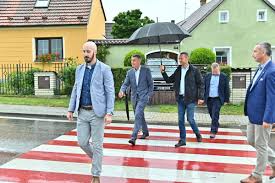 Andrej babiš nebo firmy touto osobou přímo či nepřímo vlastněnou či řízenou. Andrej Babis Twitter àªªàª° Netrebice Tuhle Obec Asi Znate Ale Nevite Jak Se Jmenuje Ale Kdyz Jedete Do Rakouska Na Linec Tak Ji Projizdite Normalne Tudy Projede 8 5 Tisice Aut Denne Kazde