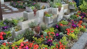 Hacer una jardinera con ladrillos o bloques de cemento. Jardineras De Bloques Jardineria Jardines Y Jardineras