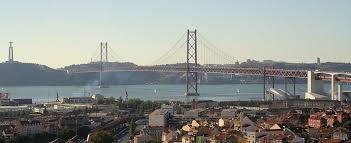 A ponte 25 de abril, conhecida pelo povo como ponte sobre o tejo, faz a travessia entre lisboa e a margem sul (almada). Ponte 25 De Abril Wikipedia A Enciclopedia Livre
